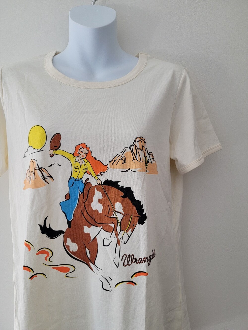 Wrangler Cream Vintage Western Horse Bronco Graphic Tee Size Medium